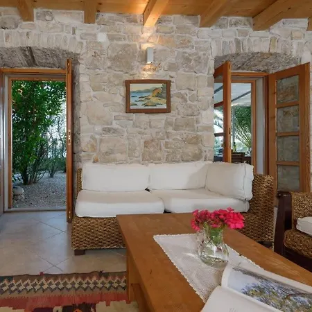 Traditional Stone With Amazing Outdoor Pool Villa