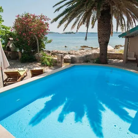 Willa Traditional Stone With Amazing Outdoor Pool *